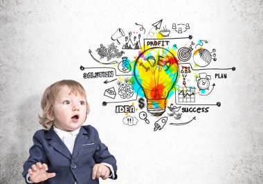 Erkek bebek ve renkli bir ampul