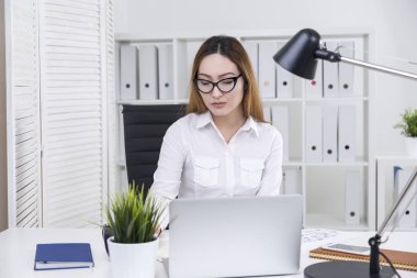 Projede çalışan oldukça Asyalı kadın