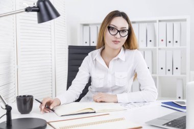 Projede çalışan Asyalı kadın