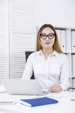 Projede çalışan Asyalı kız