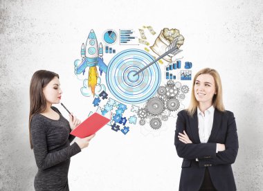 İki kadın bir hedef kroki yakınındaki