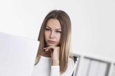 Üzgün kadın ofiste ekrana bakarak yakın çekim