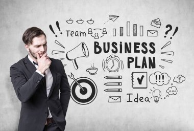 Sakallı adam ve iş düzeni planı