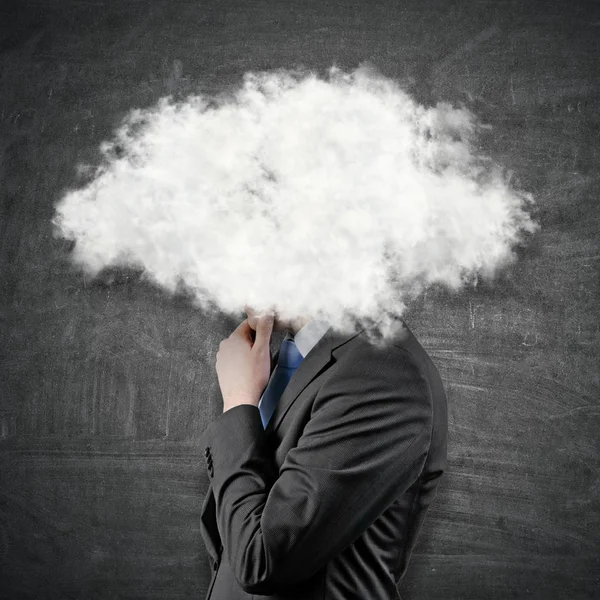 Homme d'affaires avec la tête dans les nuages — Photo