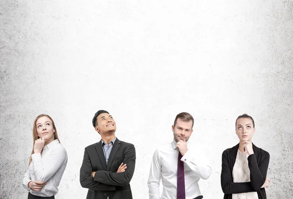 Twee mannen en twee vrouwen brainstormen, beton — Stockfoto