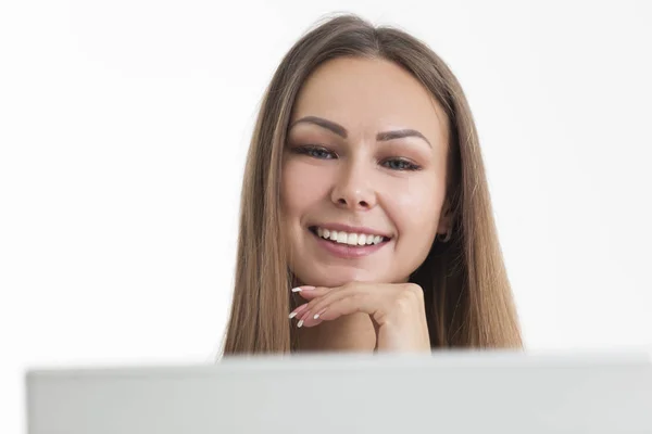 ノート パソコンと笑顔の金髪女性のクローズ アップ — ストック写真
