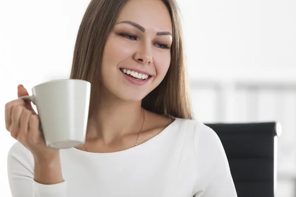 Primer plano de chica positiva con el café sonriendo — Foto de Stock
