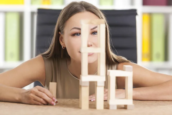 インスピレーションを得た少女は、木製レンガで遊んでください。 — ストック写真