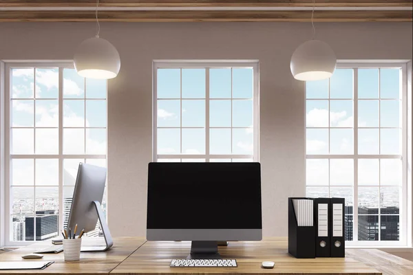 Офіс з дерев'яними вікнами та столом, комп'ютери — стокове фото