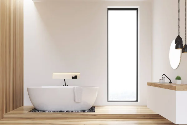Murs blancs et en bois salle de bain — Photo