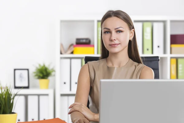 Portrait of a woman in beige in colorful office — Stok Foto