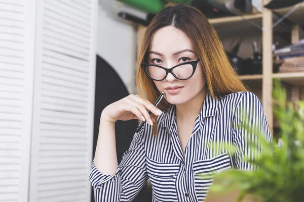 Sensual chica asiática en el lugar de trabajo — Foto de Stock