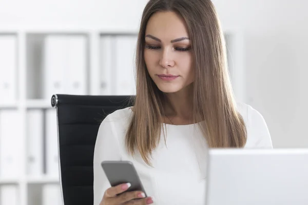 Porträtt av affärskvinna med en mobiltelefon — Stockfoto