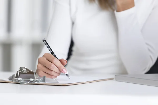 Primo piano delle donne mano con una penna . — Foto Stock