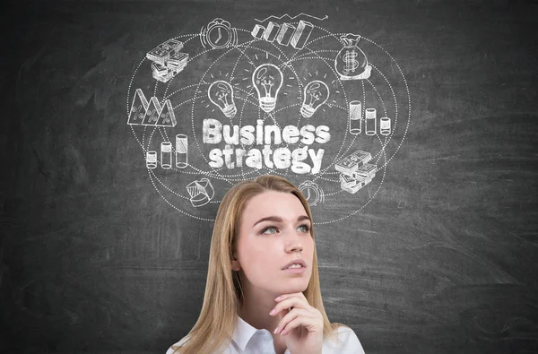 Mujer rubia pensativa y estrategia de negocios — Foto de Stock