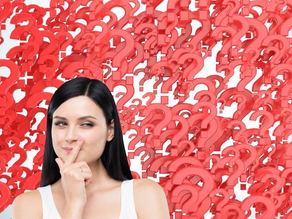 Mujer de blanco contra signos de interrogación rojos — Foto de Stock