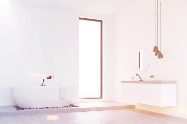 Rohu koupelna s betonovou podlahu, tónovaný — Stock fotografie