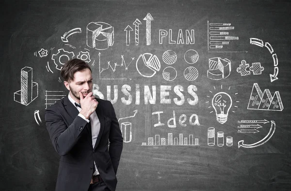 Bearded uomo e business idea icone sulla lavagna — Foto Stock