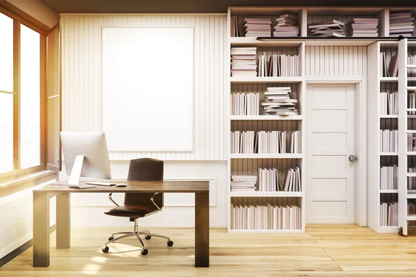 Biblioteca em casa com uma mesa marrom, tonificada — Fotografia de Stock