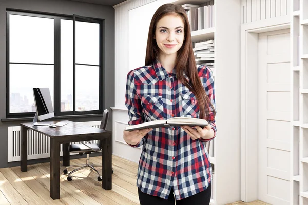 Menina em casa biblioteca com uma mesa — Fotografia de Stock