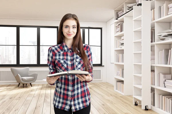 Chica en una biblioteca casera con dos ventanas —  Fotos de Stock