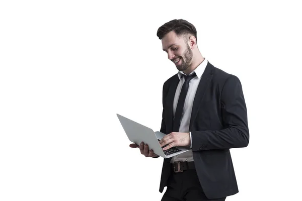 Brodaty mężczyzna trzyma laptopa, na białym tle — Zdjęcie stockowe
