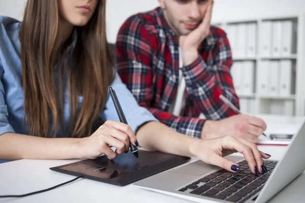 Kobieta jest za pomocą tabletu graficznego — Zdjęcie stockowe