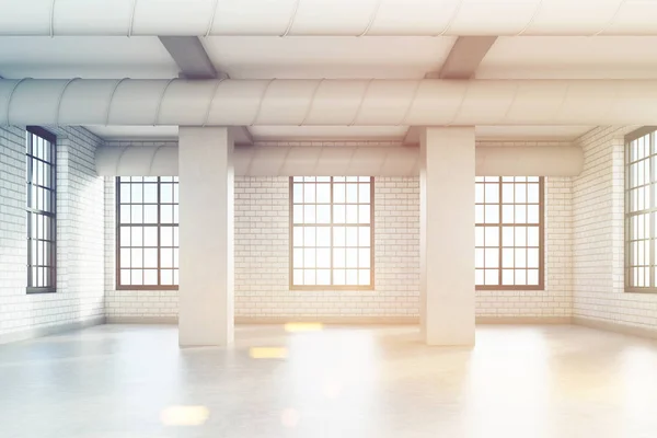 Sala de loft vazio com colunas, tonificada — Fotografia de Stock