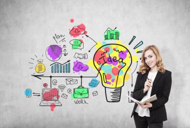 Kırmızı saçlı kız ve parlak fikri üzerine beton