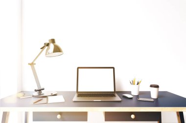 Laptop monitör tonda bir mavi masa üzerine