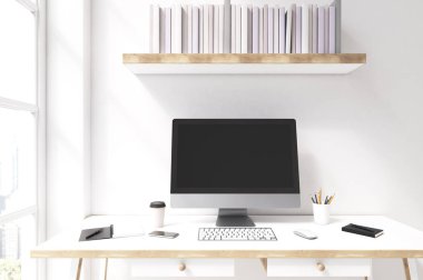 Bilgisayar monitörü ve bir kitaplık