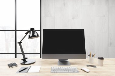 Bilgisayar monitörü, beton duvar