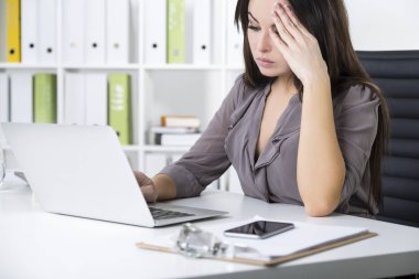 Gri stresli bir iş kadını, yakın çekim