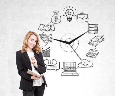 Kırmızı saçlı kız ve beton iş saati