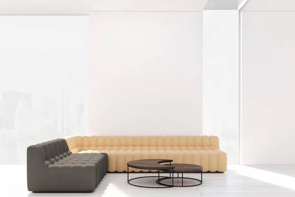 Sala de estar con sofás beige y negro — Foto de Stock