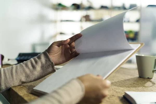 Gros plan des mains de la femme avec un presse-papiers — Photo