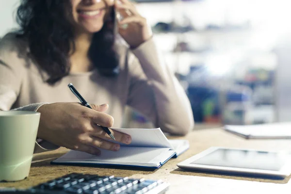 Lächelnde Mädchenhände mit einem Stift — Stockfoto