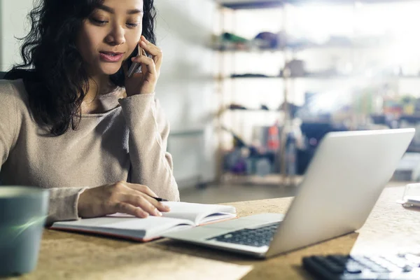 Inspirado mulher asiática no telefone — Fotografia de Stock