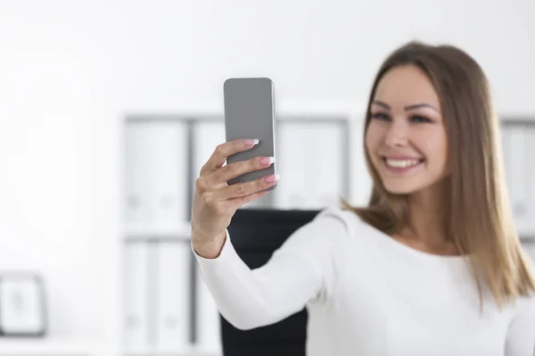 Wesoły Kobieta w biurze co selfie — Zdjęcie stockowe