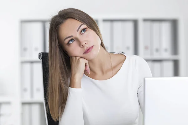 Drömmande blond flicka i en vit kontor — Stockfoto