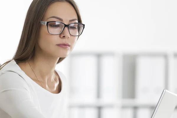 一个女人在办公室里的眼镜的特写 — 图库照片