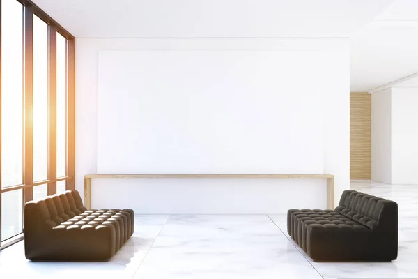 Área de espera com sofás pretos, tonificada — Fotografia de Stock