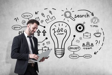 Dizüstü bilgisayar ve bir fikir kroki Beton üzerinde olan adam