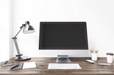 Bilgisayar monitörü ve bir lamba