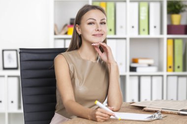 Bir marker ile gülümseyen Yöneticisi