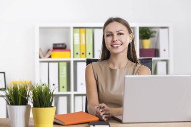 Bej Office gülümseyen bir kadın portresi