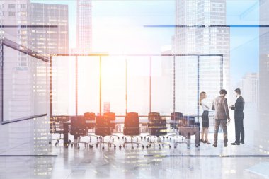 Konferans salonunda üç meslektaşları şehir