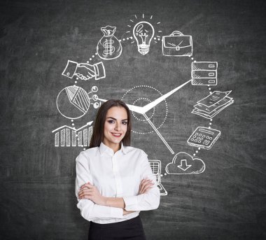 Çapraz kollar ve iş saati ile kız 