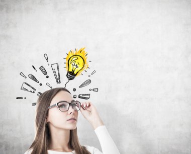 Kadın gözlük, ampul, ünlem işareti