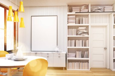 Tonda bir yuvarlak masa ile ev Kütüphane